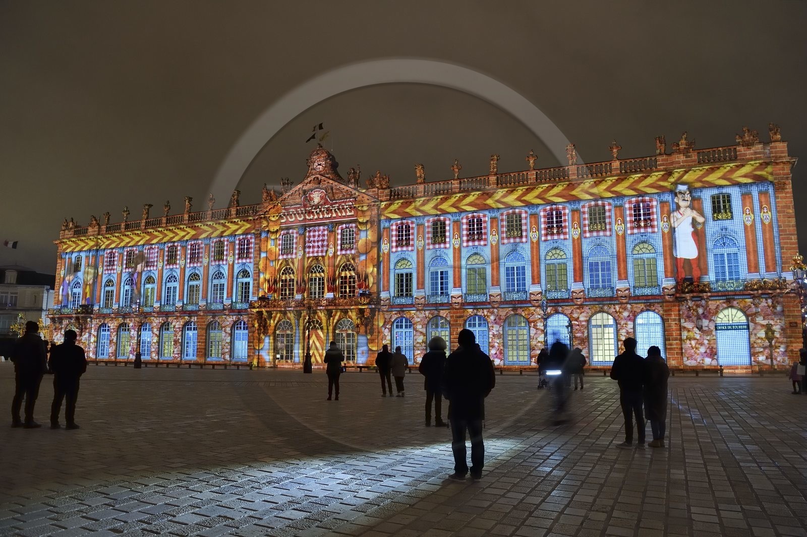 France, Meurthe-et-Moselle (54), Nancy, place Stanislas (ancienne Place Royale) lors de la fête de la Saint-Nicolas, classée Patrimoine Mondial de l'UNESCO,  l'Hotel de ville aux couleurs de la Saint-Nicolas