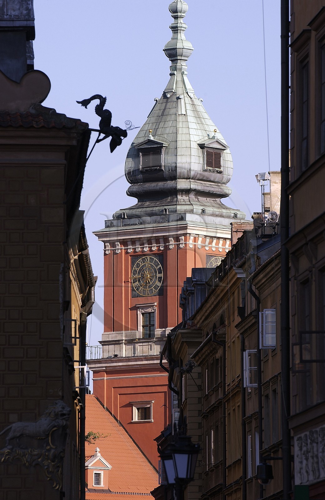 Pologne, Varsovie, une rue de la vieille ville donnant sur la tour du chateau royal