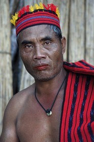 Philippines, province d'Ifugao, village de Batad, le guide Adolpho revetu du costume traditionnel Ifugao