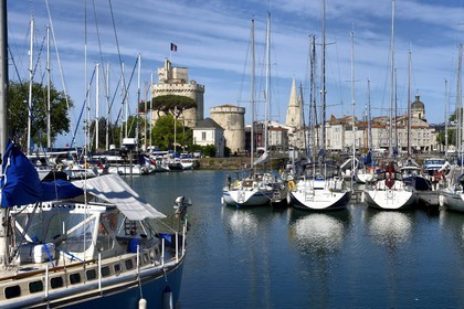 France, Charente-Maritime (17), La Rochelle, la Tour Saint-Nicolas à gauche et la Tour de la Chaîne à droite protègent l'entrée du Vieux Port, la tour de la Lanterne en arrière plan