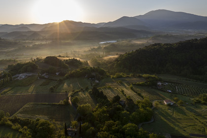 France, Vaucluse (84), Dentelles de Montmirail, Crestet, la plaine au nord de Malaucène au lever de soleil et le Mont Ventoux en arrière plan (vue aérienne)