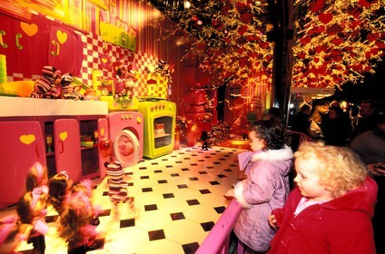 France, Paris (75), grands magasins du boulevard Haussmann, le vitrine de Noël du magasin Le Printemps