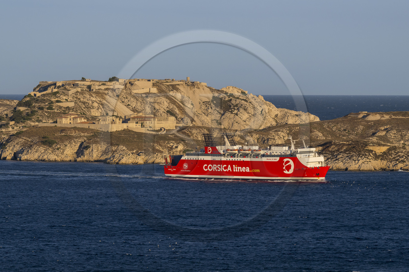 France, Bouches-du-Rhône (13), Marseille, Parc National des Calanques, Archipel des Iles du Frioul, Ile Ratonneau, ruines de l'hopital Caroline, arrivée d'un ferry de Corsica Linea au petit matin