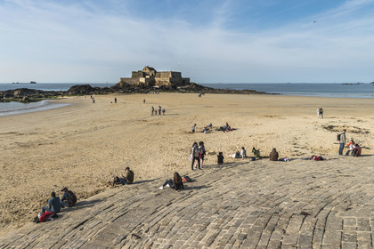 France, Ille et Vilaine, Cote d'Emeraude (Emerald Coast), Saint Malo, Fort National designed by Vauban and built by Siméon Garangeau from 1689 to 1693, Eventail beach at low tide