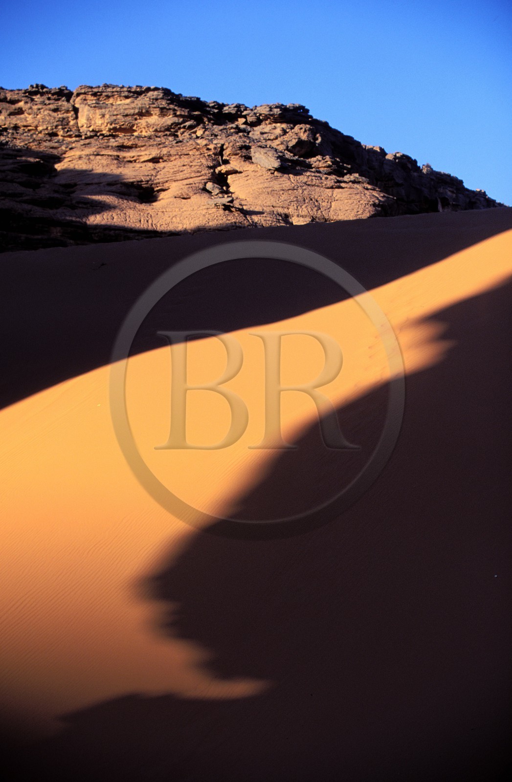 Libya, region of the desert, the Fezzan (Sahara), South of Tadrart Akacus, mixing of dunes and massif of sandstone