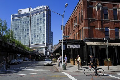 Etats-Unis, New York, Manhattan, Meatpacking district (Gansevoort Market), le High Line Park est une ancienne voie-ferrée aérienne partiellement réhabilitée en parc urbain suspendu, la High Line passe sous le Standard Hotel