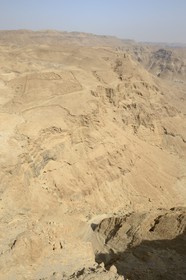 Israel, désert du Neguev, forteresse de Massada, classée Patrimoine Mondial de l'UNESCO, vestiges d'un des camps romains du siège lié à la révolte juive de 70 de l'autre coté de la vallée