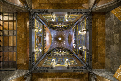 Espagne, Catalogne, Barcelone, le Palais Güell (Palau Güell) construit entre 1886 et 1891 et réalisé par l'architecte du modernisme catalan Antoni Gaudi, site classé au Patrimoine Mondial de l'UNESCO, salon central couronné d'un dome parabolique