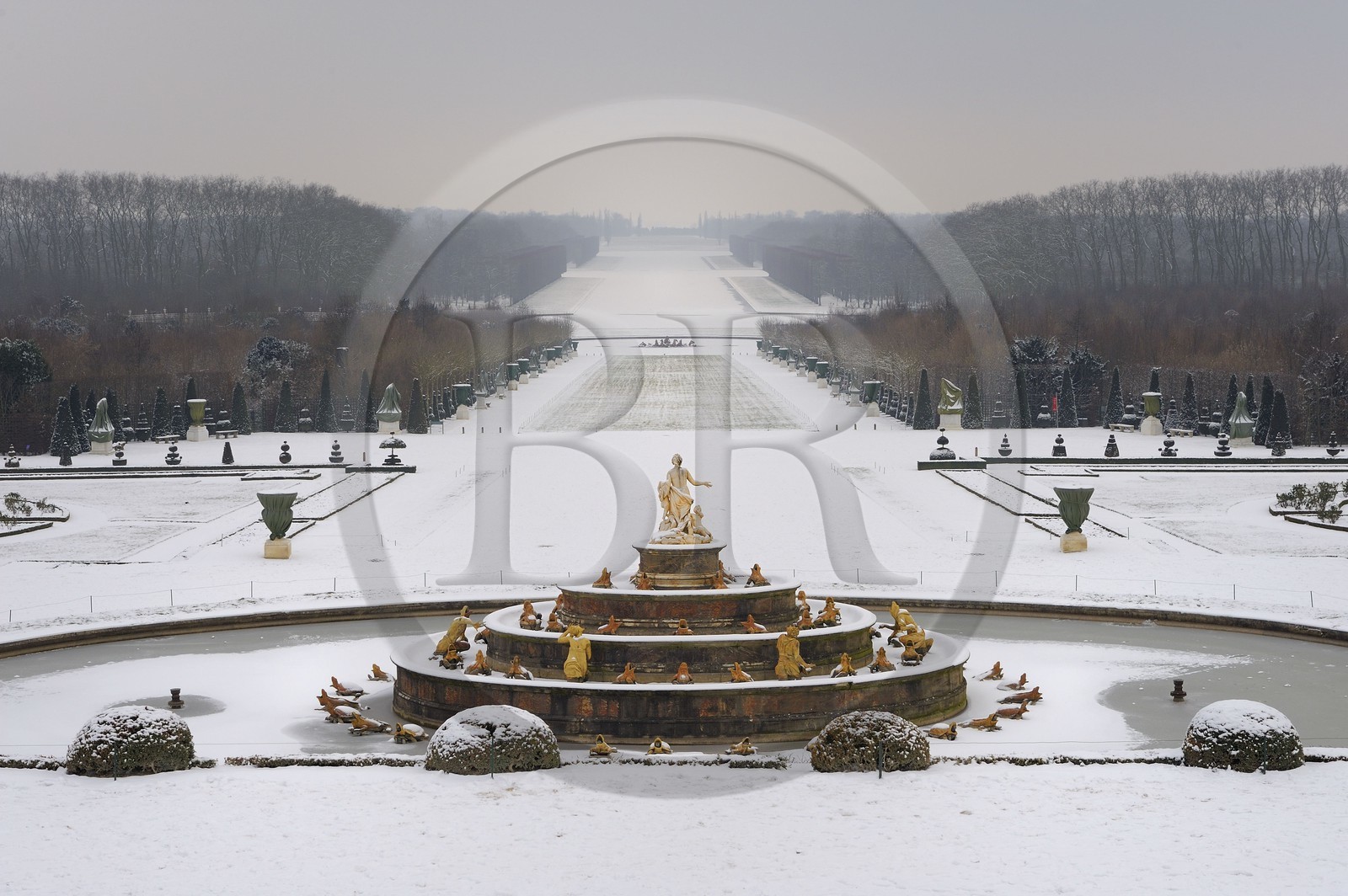France, Yvelines (78), parc du château de Versailles sous la neige, classé Patrimoine Mondial de l'UNESCO, le Bassin de Latone et la perspective des jardins et de l'axe du Soleil vers le Grand Canal gelé