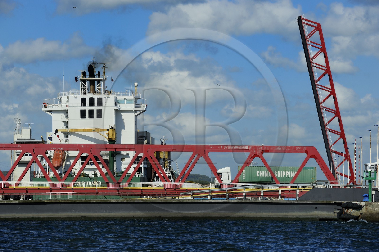 France, Seine-Maritime (76), Le Havre, le port de commerce, porte-conteneurs dans l'écluse François Ier