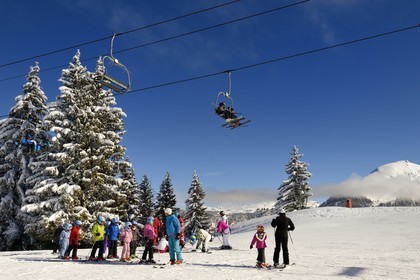 France, Haute-Savoie (74), Morzine, la vallée d'Aulps, massif du Chablais, domaine skiable des Portes du Soleil, télésiège du Belvédère du Pléney (1554m)