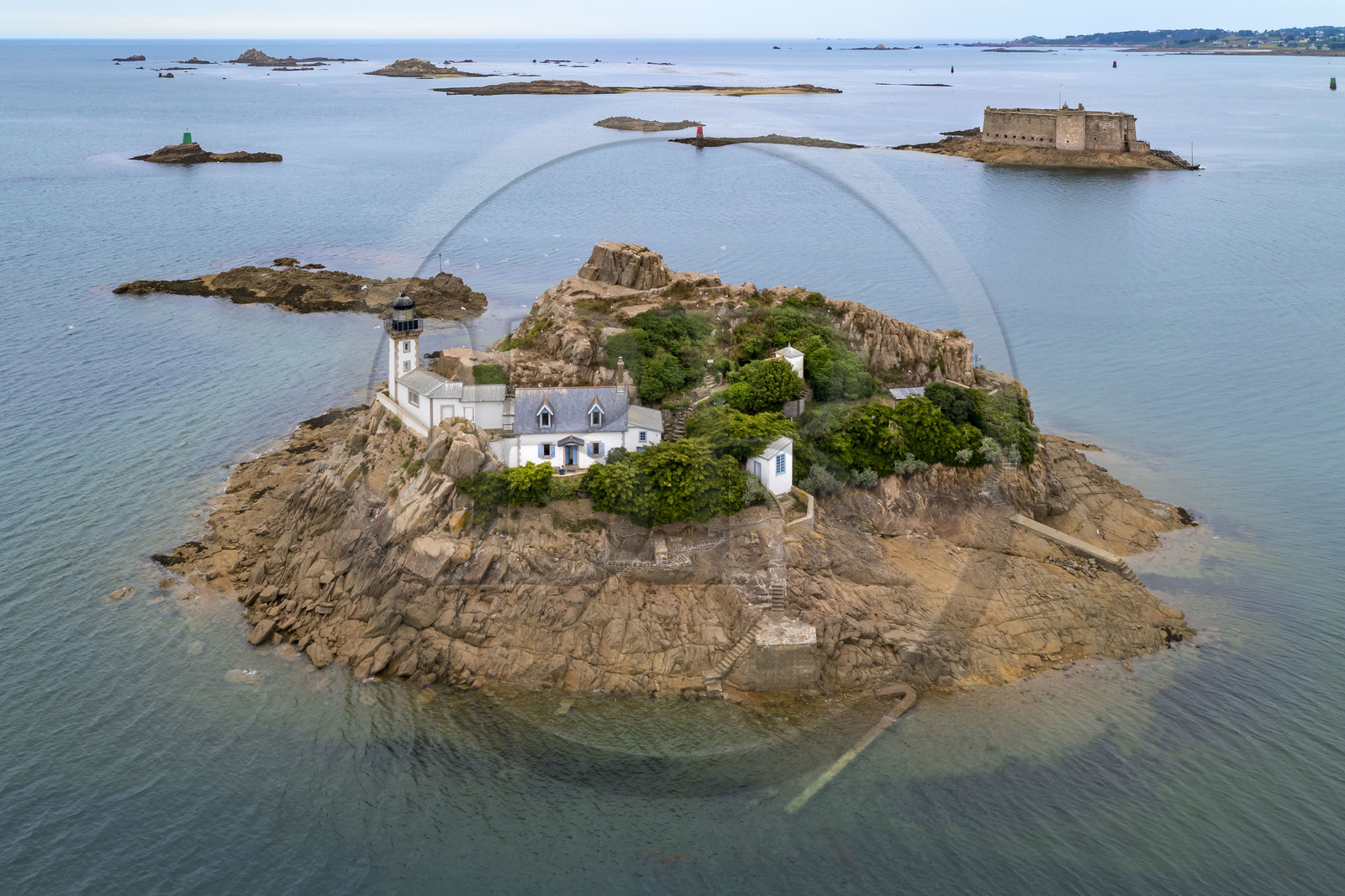 France, Finistère (29), Baie de Morlaix, Carantec, l'Ile Louët et son phare, le chateau du Taureau construit par Vauban en arrière plan (vue aérienne)