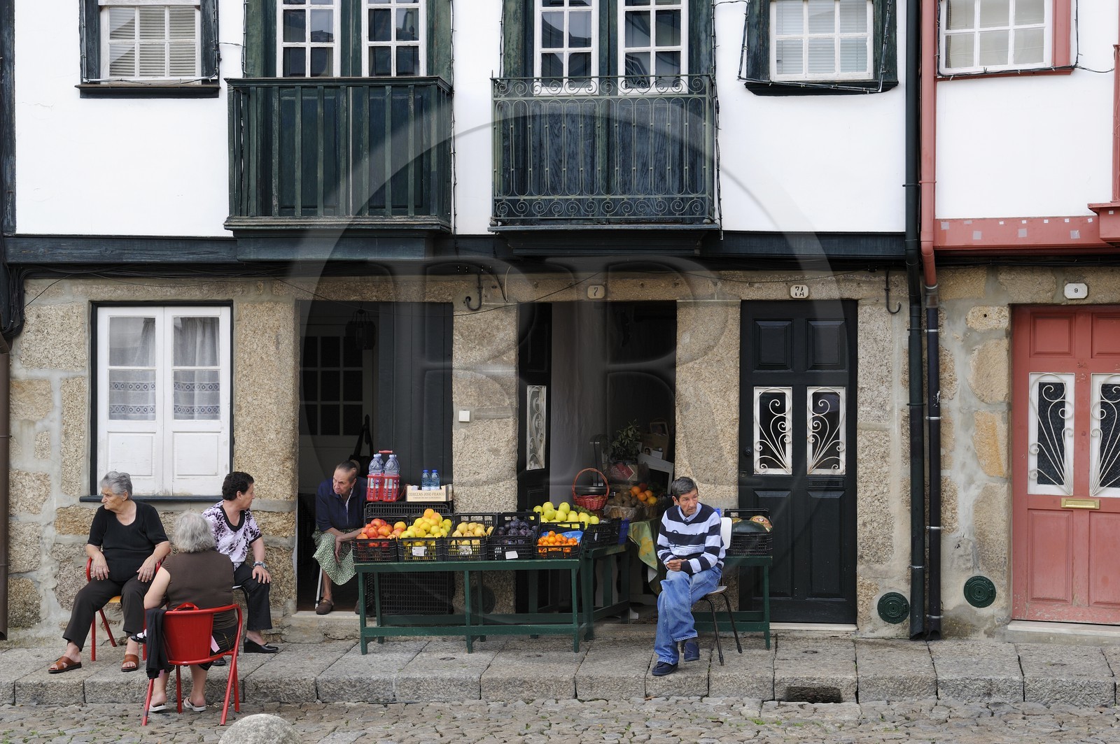 Portugal, région du Minho, Guimaraes, ville classée Patrimoine Mondial de l' UNESCO, petite épicerie sur la place Santiago