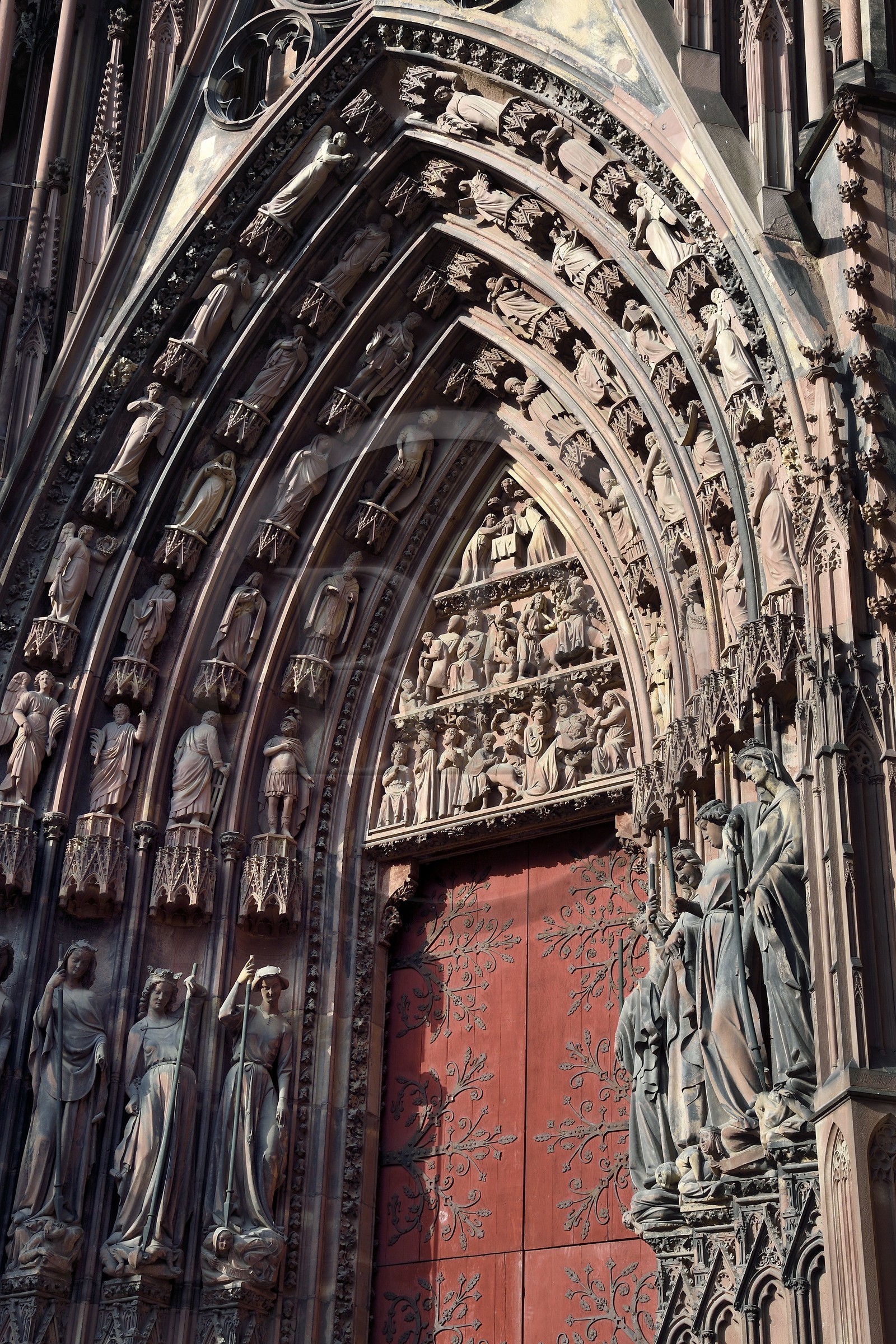 France, Bas-Rhin (67), Strasbourg, vieille ville classée au Patrimoine Mondial de l'UNESCO, la cathédrale Notre-Dame, la facade occidentale, portail nord dit les Vertus terrassant les Vices