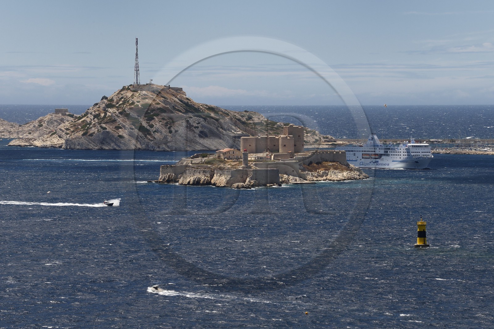 France, Bouches-du-Rhône (13), Marseille, Parc National des Calanques, Archipel des Iles du Frioul, ferry de Algerie Ferries et le chateau d'If en premier plan