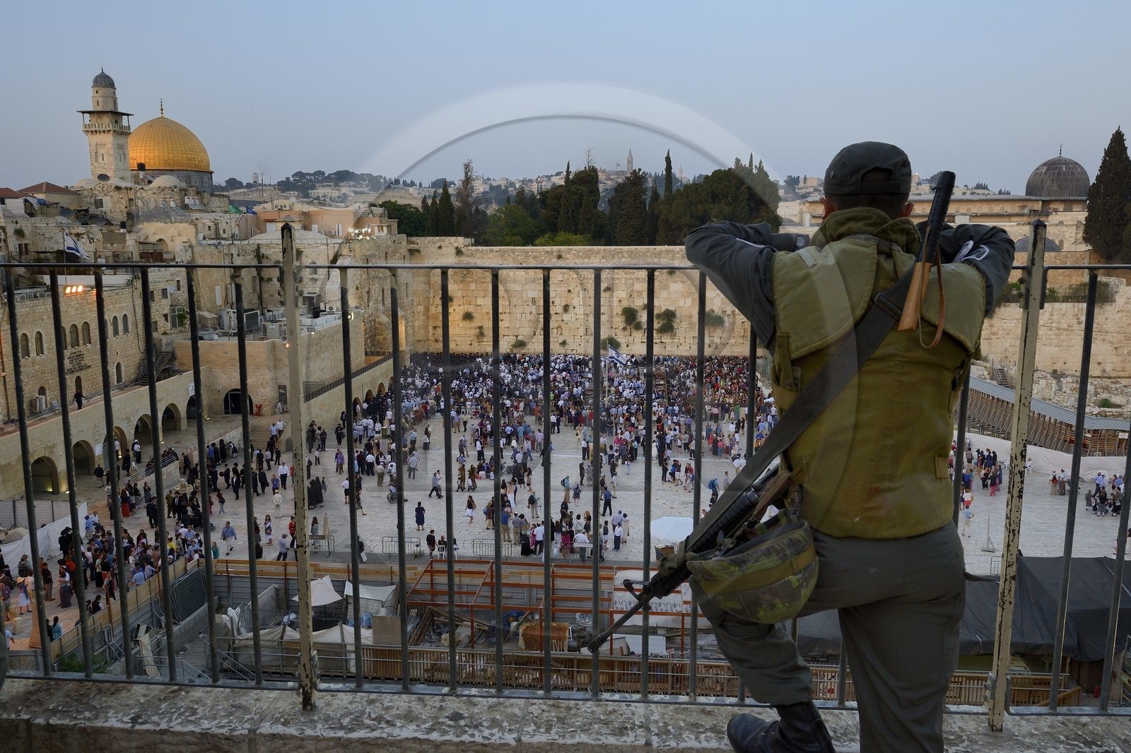 Israel, Jérusalem, ville sainte, vieille-ville classée Patrimoine Mondial de l'UNESCO, Mur des Lamentations ou mur occidental faisant partie des murs de soutènement de l'esplanade du Temple construite par Hérode Ier le Grand sous la surveillance d'un soldat en arme