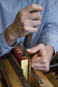 France, Dordogne (24), Périgord Blanc, Périgueux, Christophe Legrand dans son atelier de reliure d'Art, dorure et cartonnage