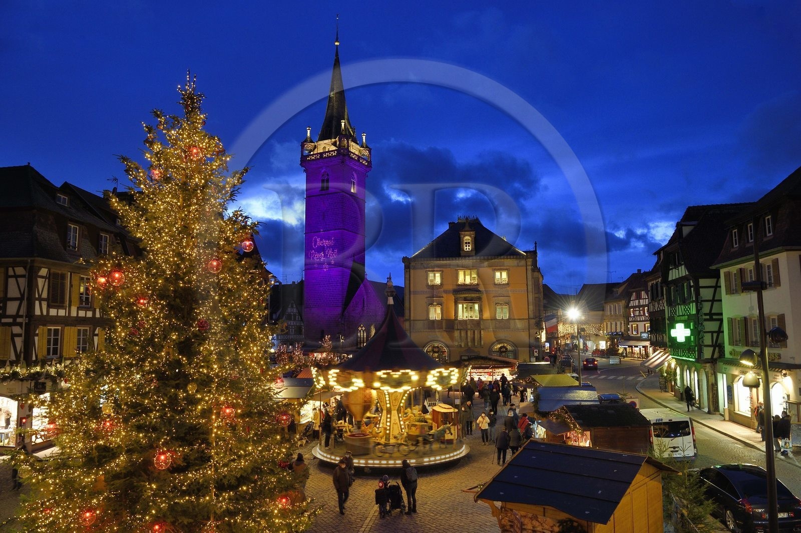France, Bas-Rhin (67), Obernai, marché de Noel sur la place du marché, Tour de la chapelle (Kappelturm) achevée au XVIe siècle, fait office de beffroi à côté de l'hôtel de ville