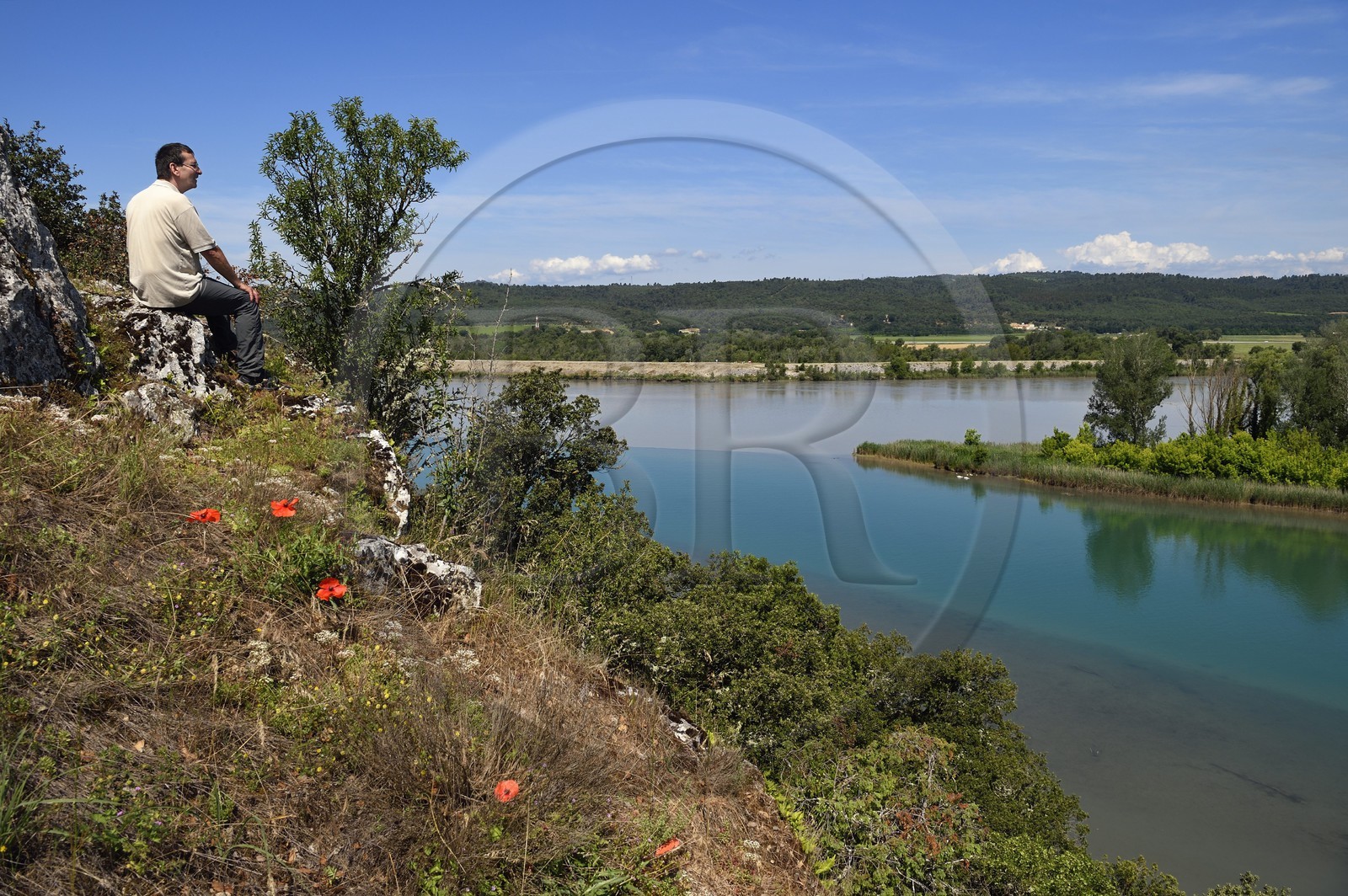 France, Bouches-du-Rhône (13), Saint-Paul-lez-Durance, la confluence du Verdon (eaux bleues) et de la Durance (eaux brunes) sur les terres du Chateau de Cadarache France, Bouches-du-Rhone, Saint-Paul-lez-Durance, the confluence of the Verdon (blue waters) and the Durance (brown waters) at the Chateau de Cadarache