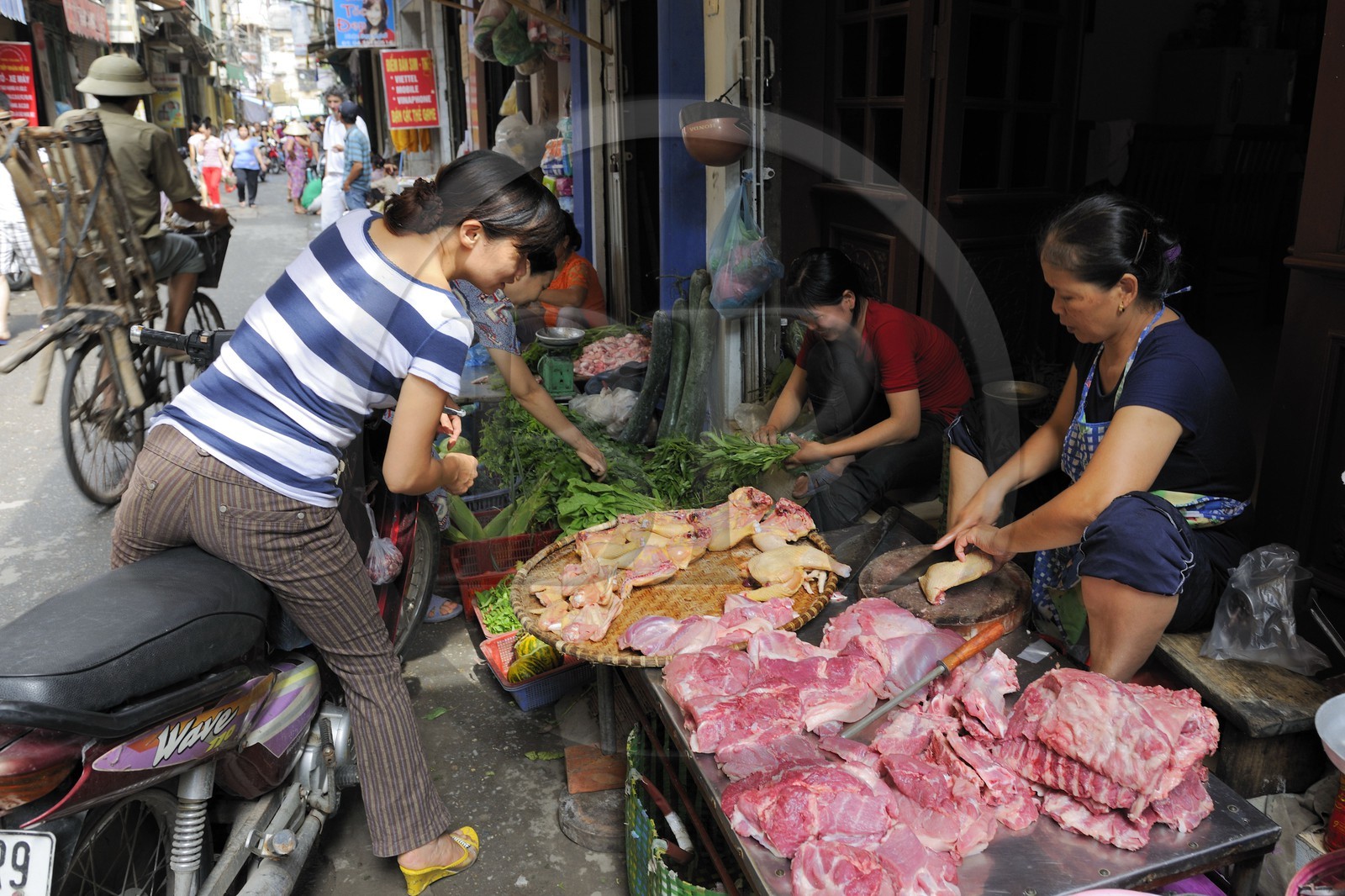 Vietnam, Hanoï, quartier Le Duan dans la vieille ville, étal de viande dans une rue commerçante