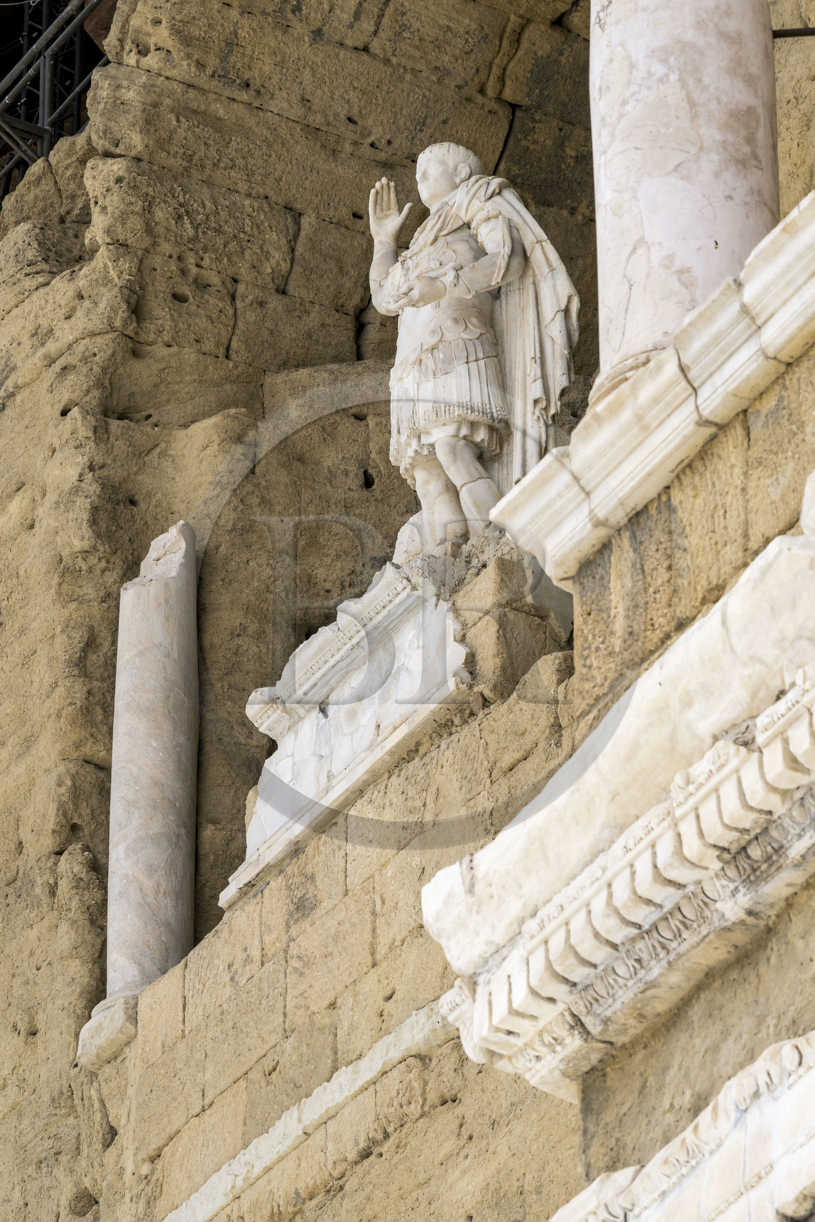 France, Vaucluse (84), Orange, le théatre antique classé Patrimoine Mondial de l'UNESCO, construit sous le règne d'Auguste au Ier siècle, la niche du mur de scène abrite une statue colossale dite de l'empereur Auguste de 3,50 m de haut dont la tête n'est pas d'origine