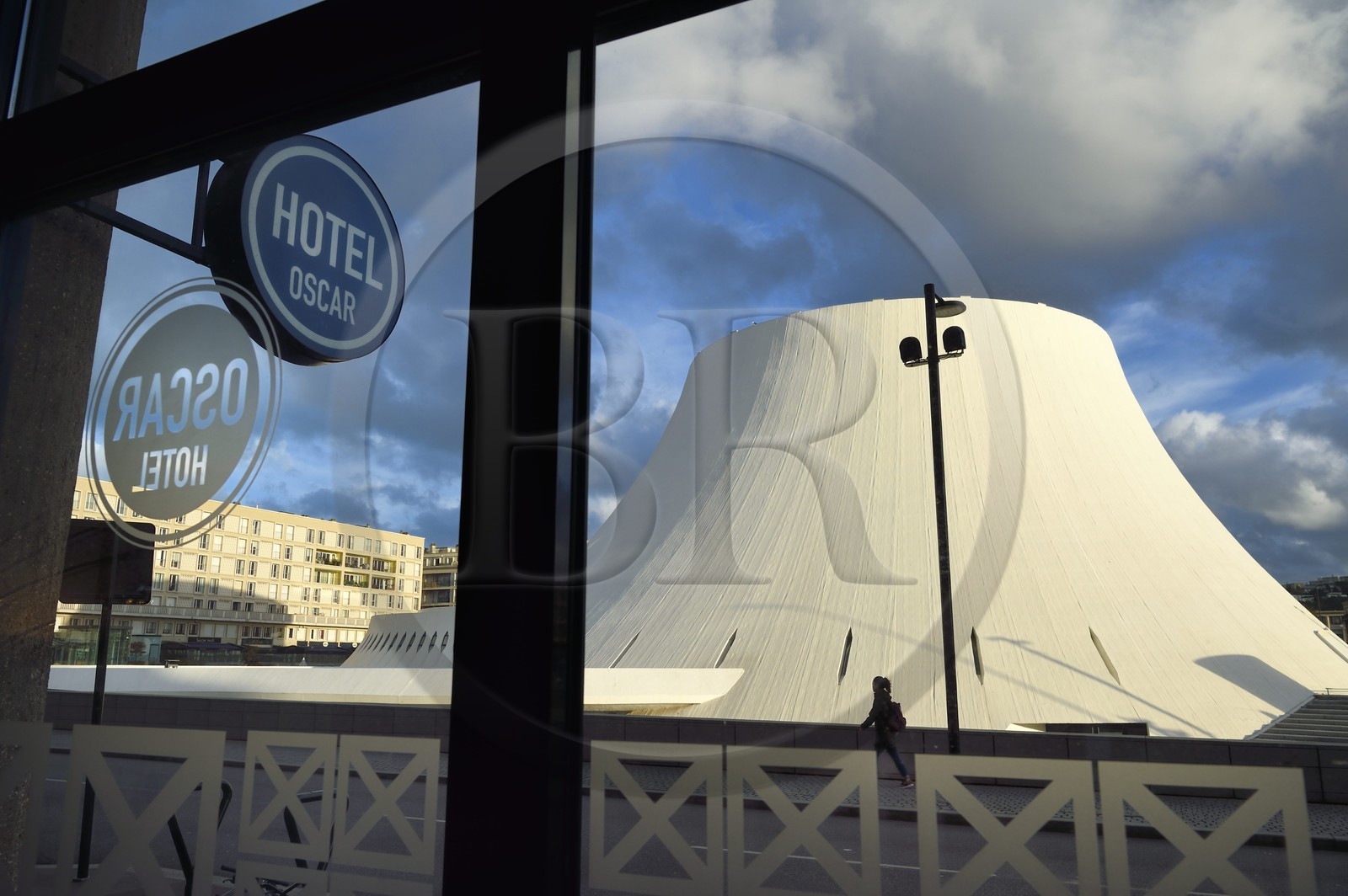 France, Seine-Maritime (76), Le Havre, Centre-ville reconstruit du Havre par Auguste Perret classé Patrimoine Mondial de l'UNESCO, le Volcan réalisé par Oscar Niemeyer et première maison de la culture crée en France vu depuis l'Hotel Oscar