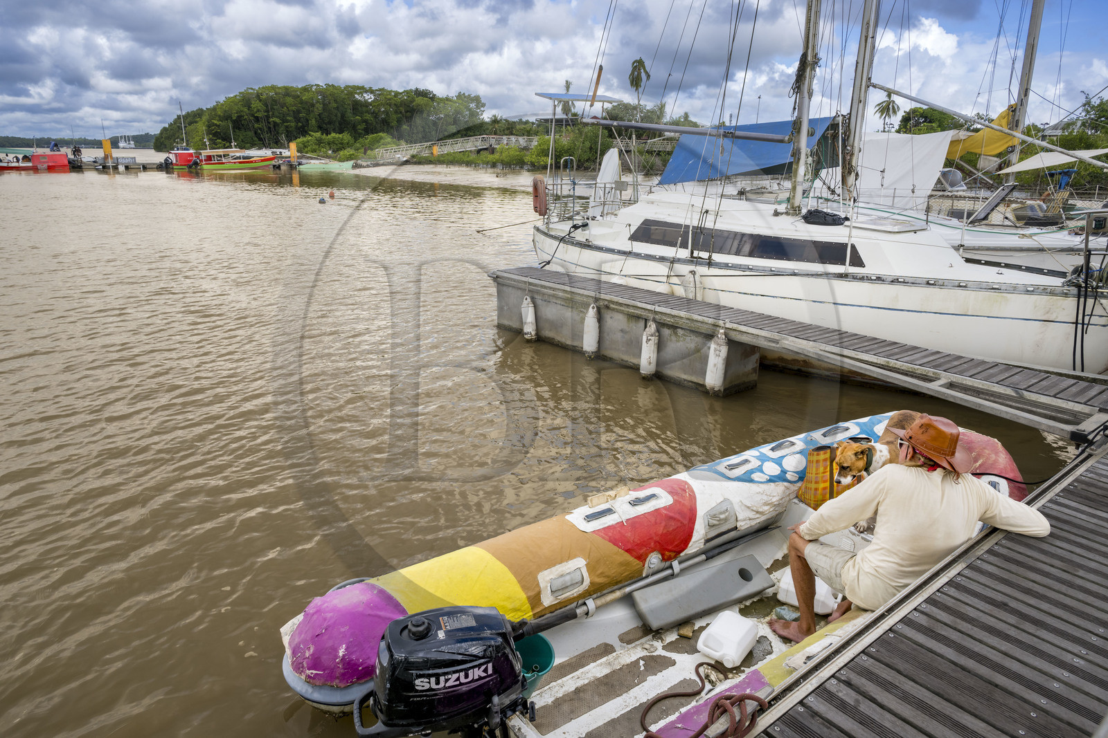 France, Guyane, Kourou, le ponton de la gare maritime des Balourous sur le fleuve Kourou, le Canopée à quai au port de Pariacabo en arrière plan