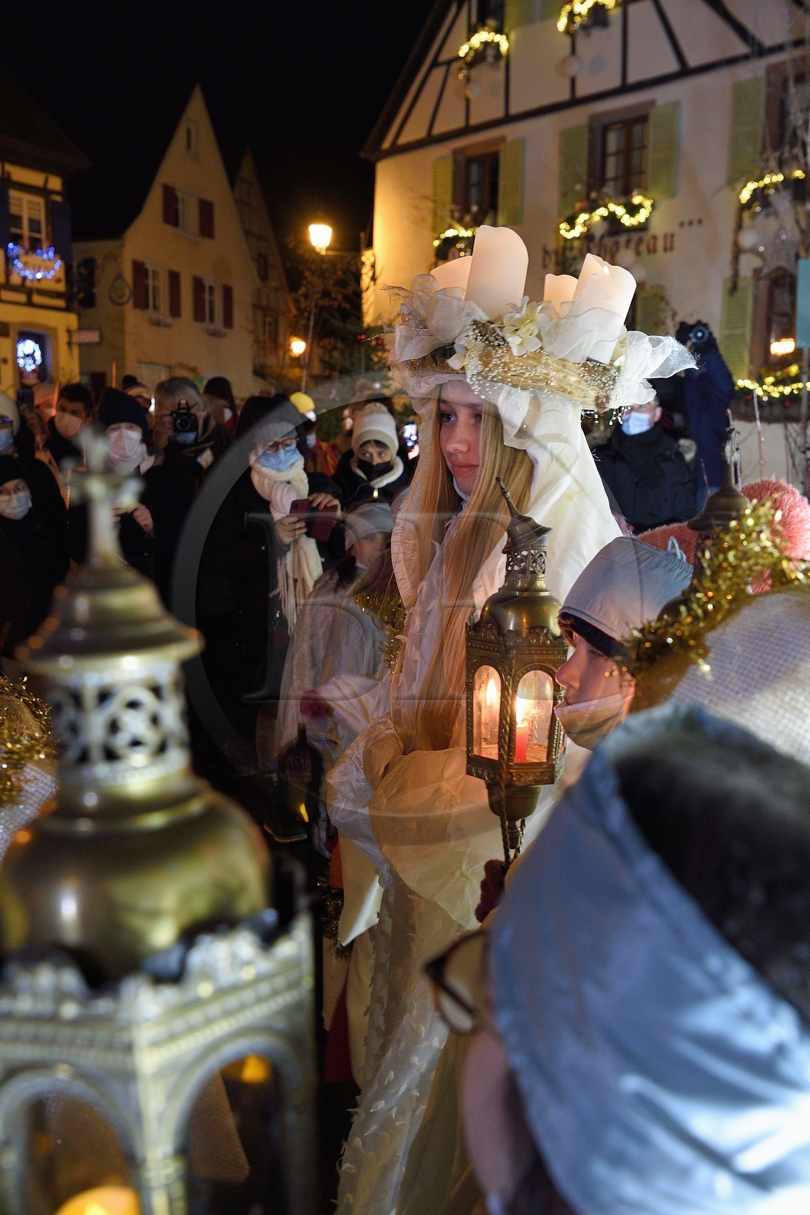 France, Haut-Rhin (68), Eguisheim, le Christkindel avec sa couronne de bougies et les anges accompagnent les nombreux enfants tenant leurs lampions pour la Procession des Lumières dans les ruelles de la ville, elle rend hommage à Sainte-Lucie, l'un des personnages traditionnels du Noël alsacien