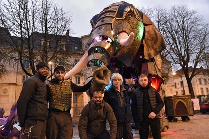 France, Meurthe-et-Moselle (54), Nancy, préparatifs pour le défilé de la Saint-Nicolas place Carnot, l'équipe de la compagnie Planète Vapeur devant Elephantasia