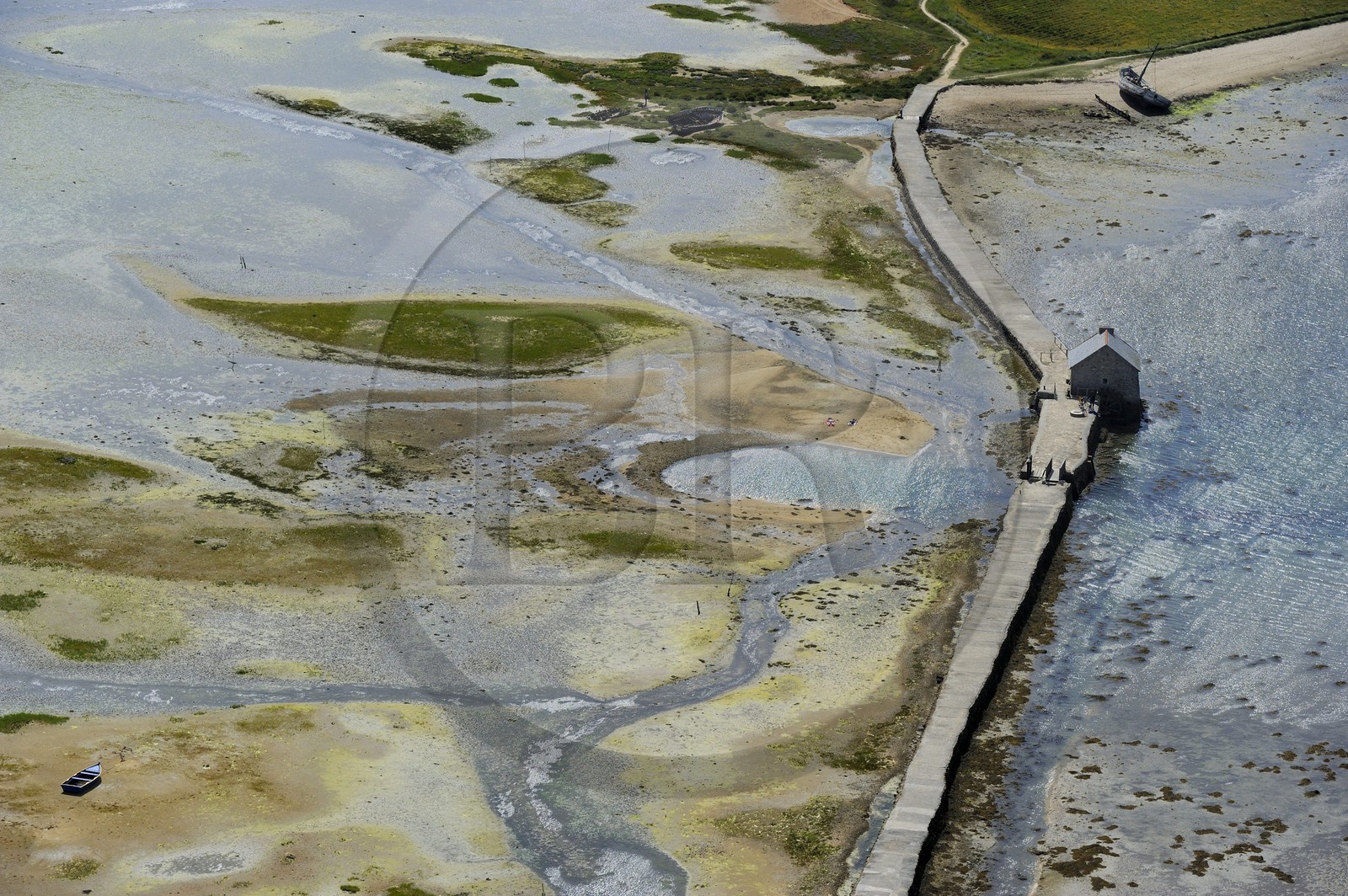 France, Morbihan (56), Golfe du Morbihan, Ile d'Arz, étang du Moulin, moulin à marée (vue aérienne)