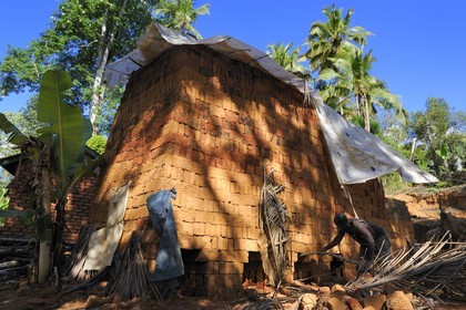 Tanzanie, région de Morogoro, les Monts Uluguru, fabrication de briques en terre