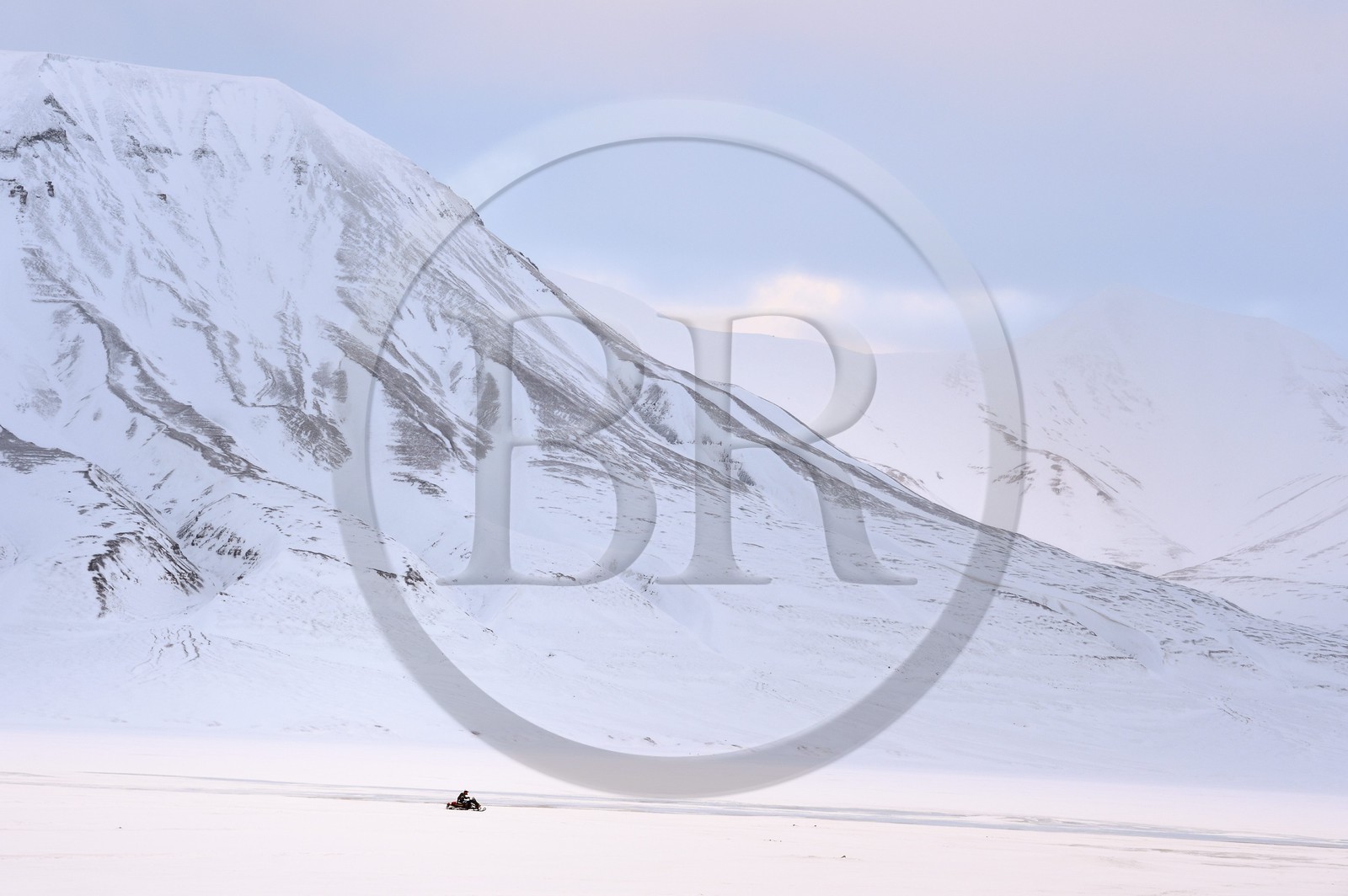 Norvège, Svalbard, Spitzberg, vallée de Adventdalen vers Longyearbyen, motoneige