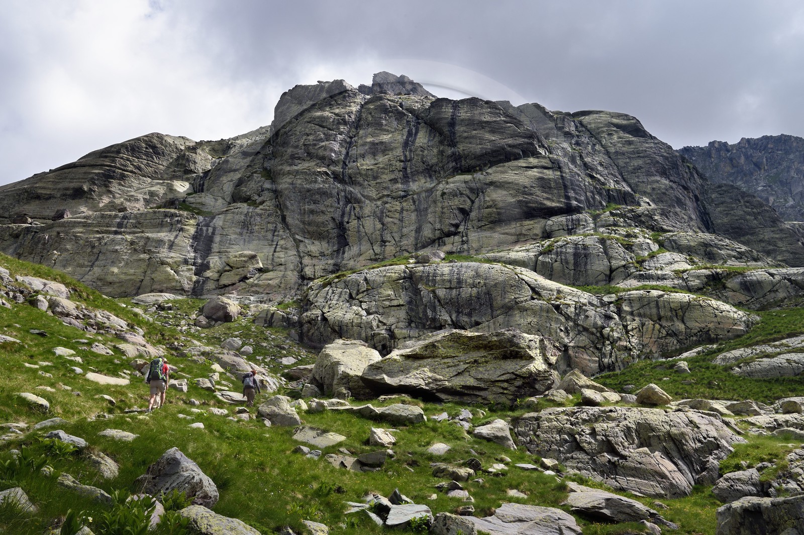 France, Alpes-Maritimes (06), parc national du Mercantour, Vallée des Merveilles parsemée de milliers de gravures rupestres de l'Age de bronze, randonneurs sur le sentier de randonnée GR 52 qui passe au pied du Mont Bégo (2872m) en arrière plan
