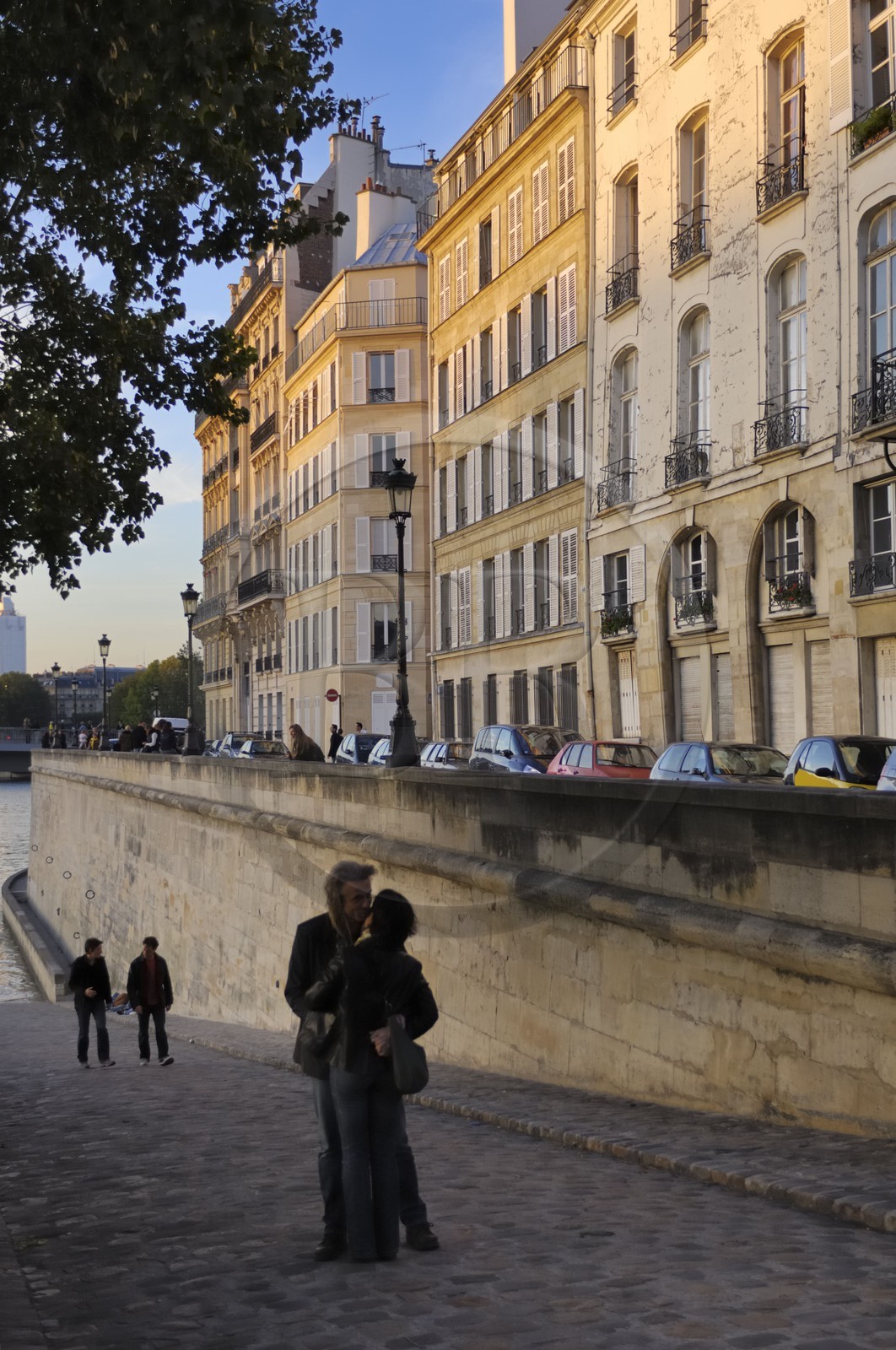 France, Paris (75), Ile Saint-Louis, les amoureux sur le quai