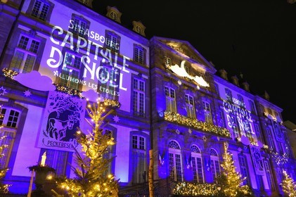 France, Bas-Rhin (67), Strasbourg, vieille ville classée au Patrimoine Mondial de l’UNESCO, Marché de Noel (Christkindelsmarik) de la place Broglie, l'hôtel de ville historique affiche Strasbourg capitale de Noël