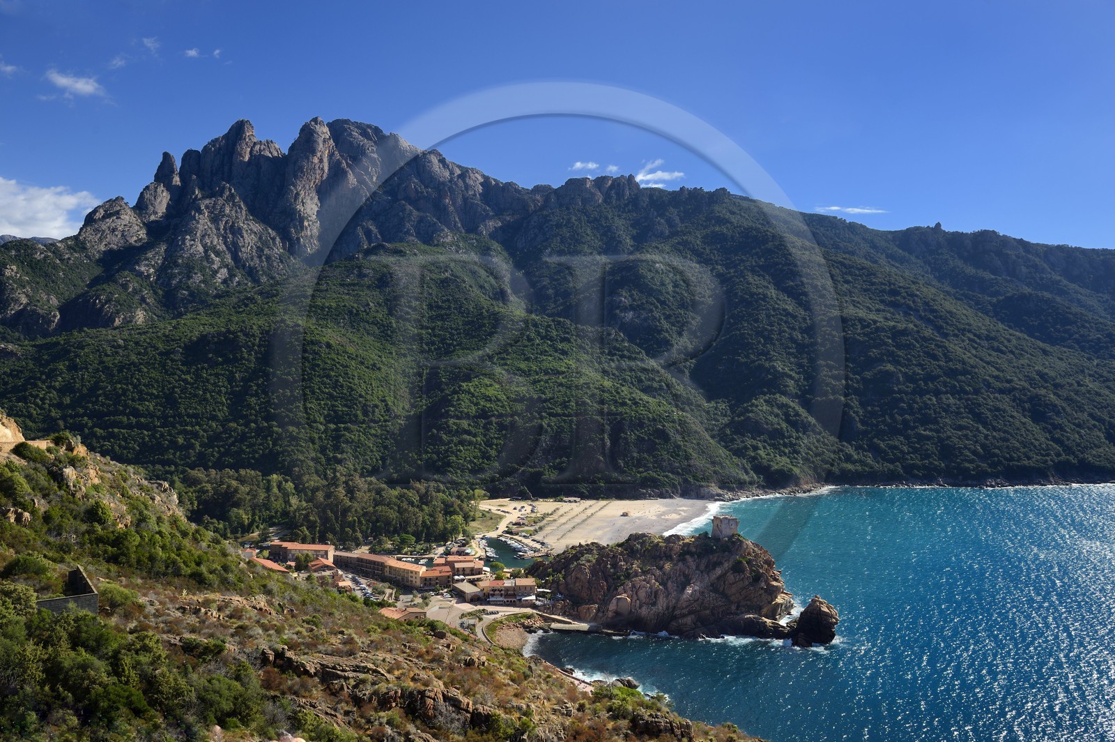 France, Corse-du-Sud (2A), Golfe de Porto, classé Patrimoine Mondial de l'UNESCO, la tour génoise au-dessus de la passe du port de la marine de Porto et sa plage