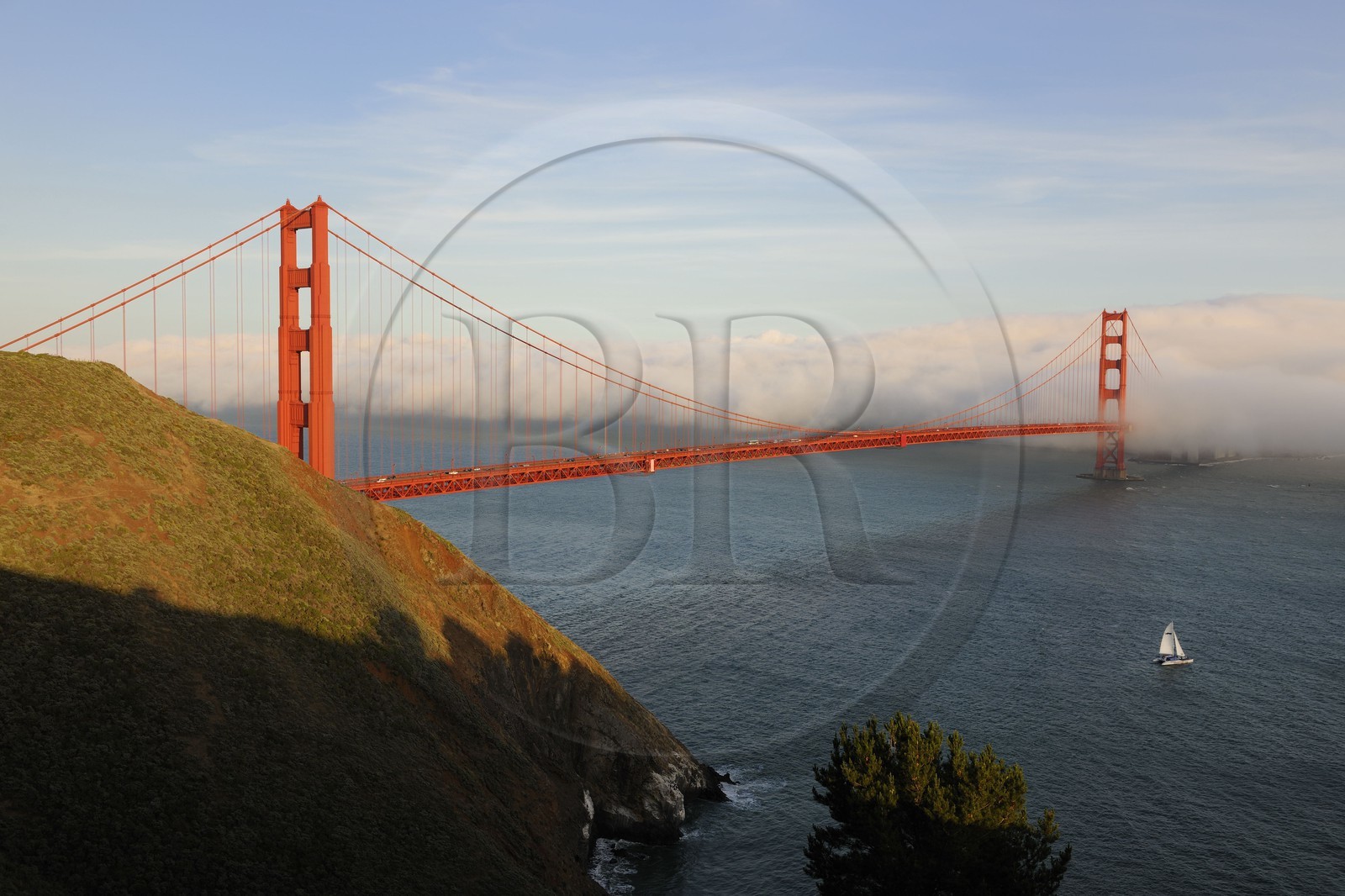 Etats-Unis, Californie, San Francisco, le pont du Golden Gate Bridge émergeant de la brume