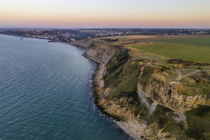 France, Calvados (14), Arromanches-les-Bains, falaises du cap Manvieux et Arromanches-les-Bains enarrière plan (vue aérienne)