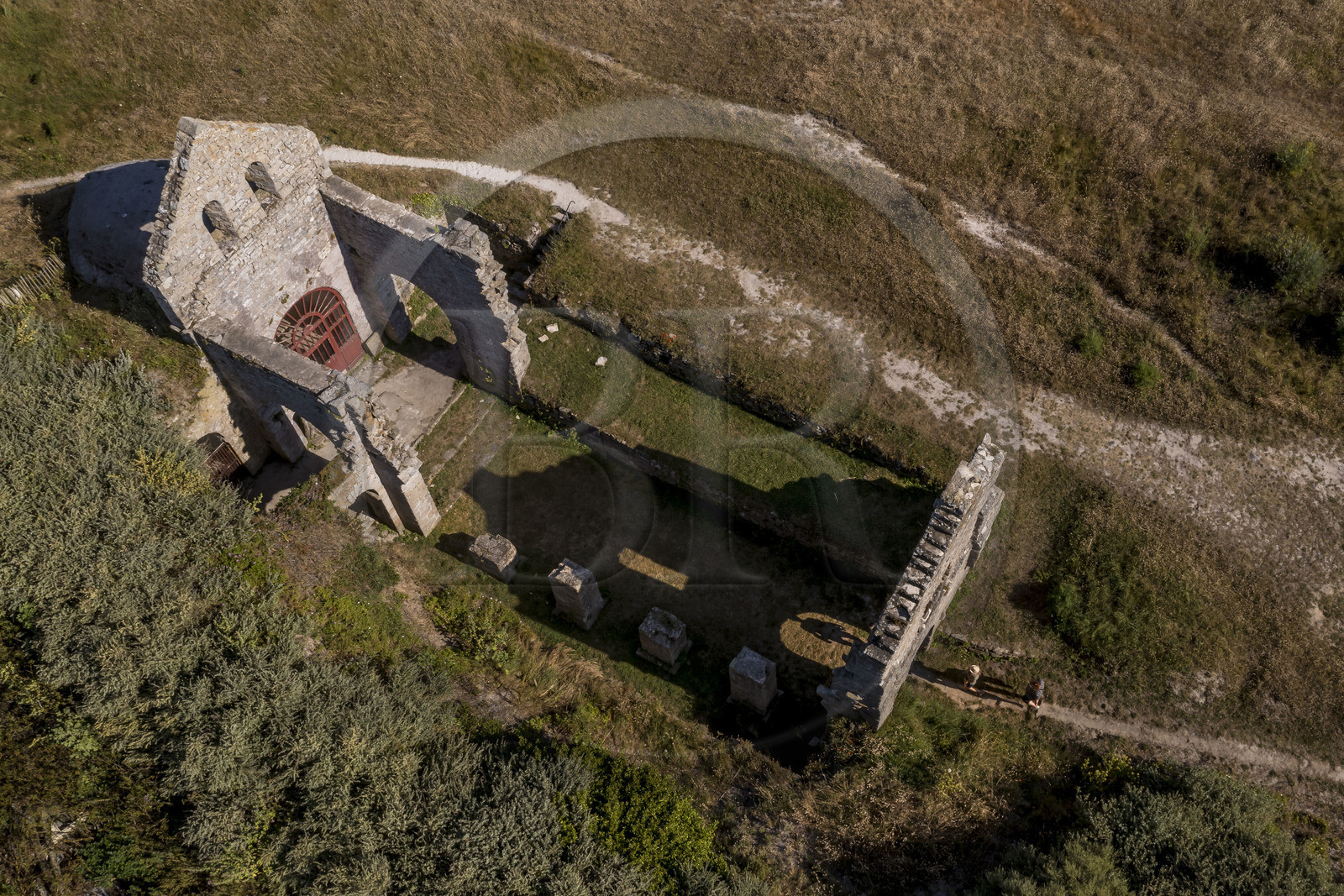 France, Finistère (29), Iles du Ponant, Ile de Batz, vestiges d'un ancien monastère du VIème siècle devenu la chapelle Sainte-Anne (vue aérienne)