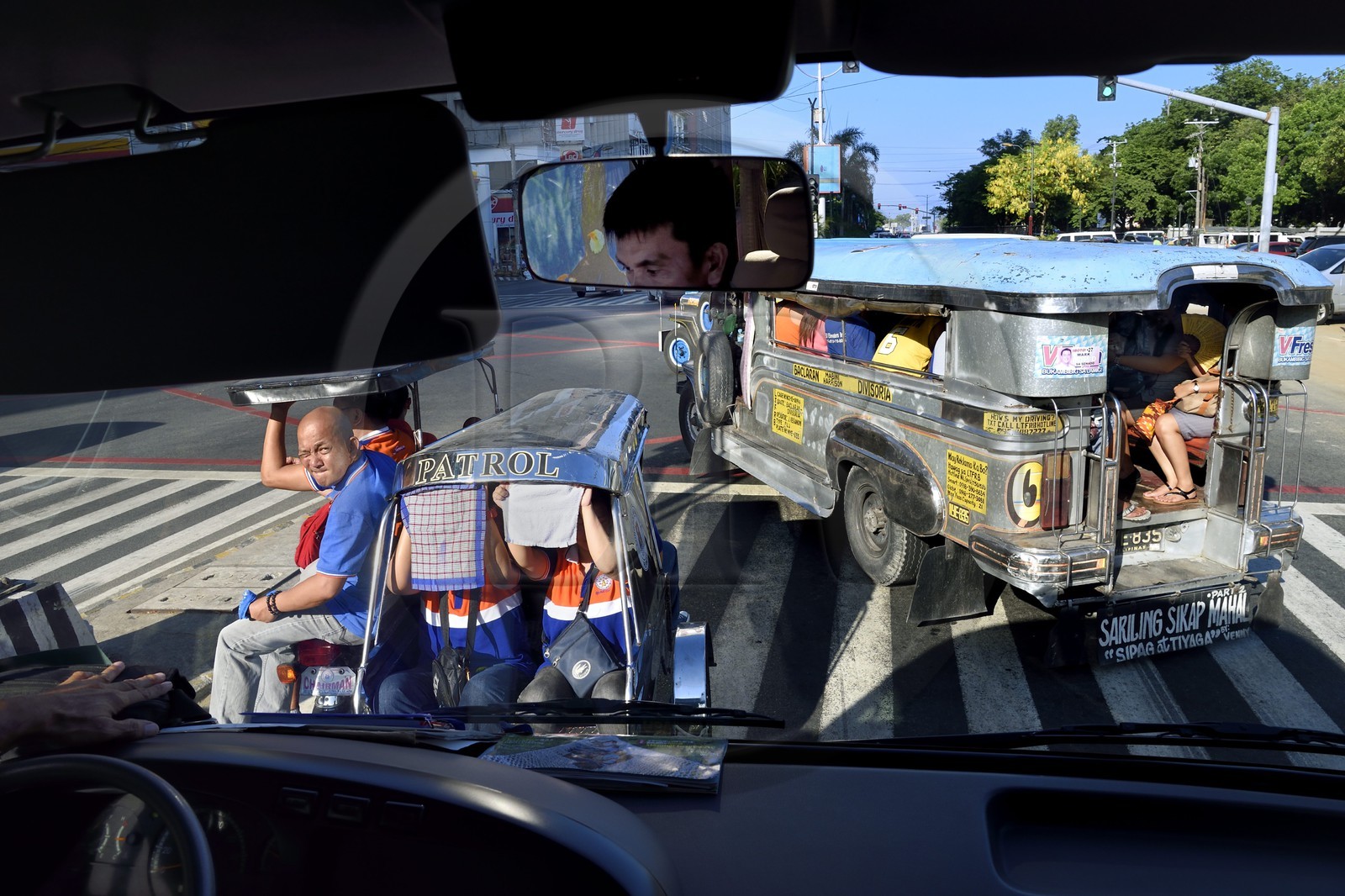 Philippines, Ile de Luzon, Manille, quartier Ermita,  jeepney (jeep allongée pour le transport de passagers) et tricycle moto-taxi sur l'avenue Kalaw