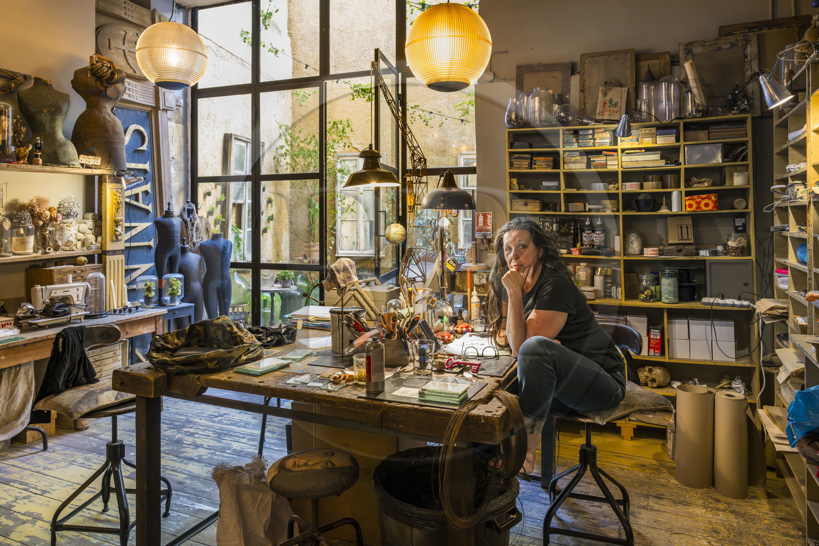 France, Vaucluse (84), Avignon, la décoratrice d’intérieur Pascale Palun dans son atelier-boutique Vox Populi spécialiste dans la création de luminaires et objets de décoration