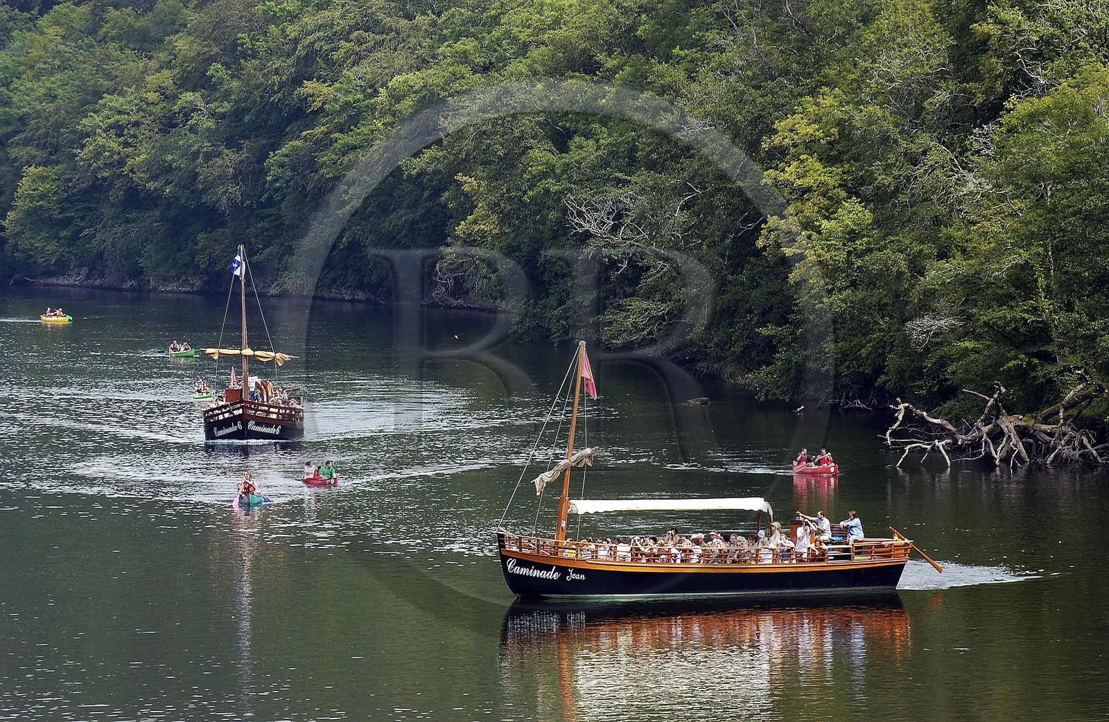 France, dordogne (24), Gabardes descendant la riviere dordogne vers Castelnaud-la-Chapelle