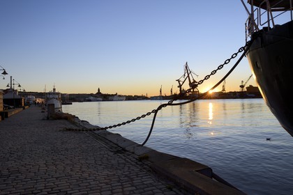 Sweden, Västra Götaland, Göteborg (Gothenburg), the dock of the old port facing the former shipyards of Lundbyvassen