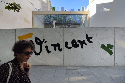 France, Bouches-du-Rhône (13), Arles, Fondation Vincent Van Gogh (Mention Obligatoire), centre d’art contemporain qui a investi un hôtel du XVe siècle, portail d'entrée de la fondation, oeuvre de Bertrand Lavier affichant la signature de Vincent Van Gogh