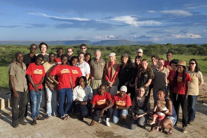 Namibie, Otjiwarongo, Cheetah Conservation Fund, centre de recherche et d'éducation, l'équipe des permanents et volontaires autour du Dr Laurie Marker fondatrice et directrice exécutive du CCF fondé en 1990
