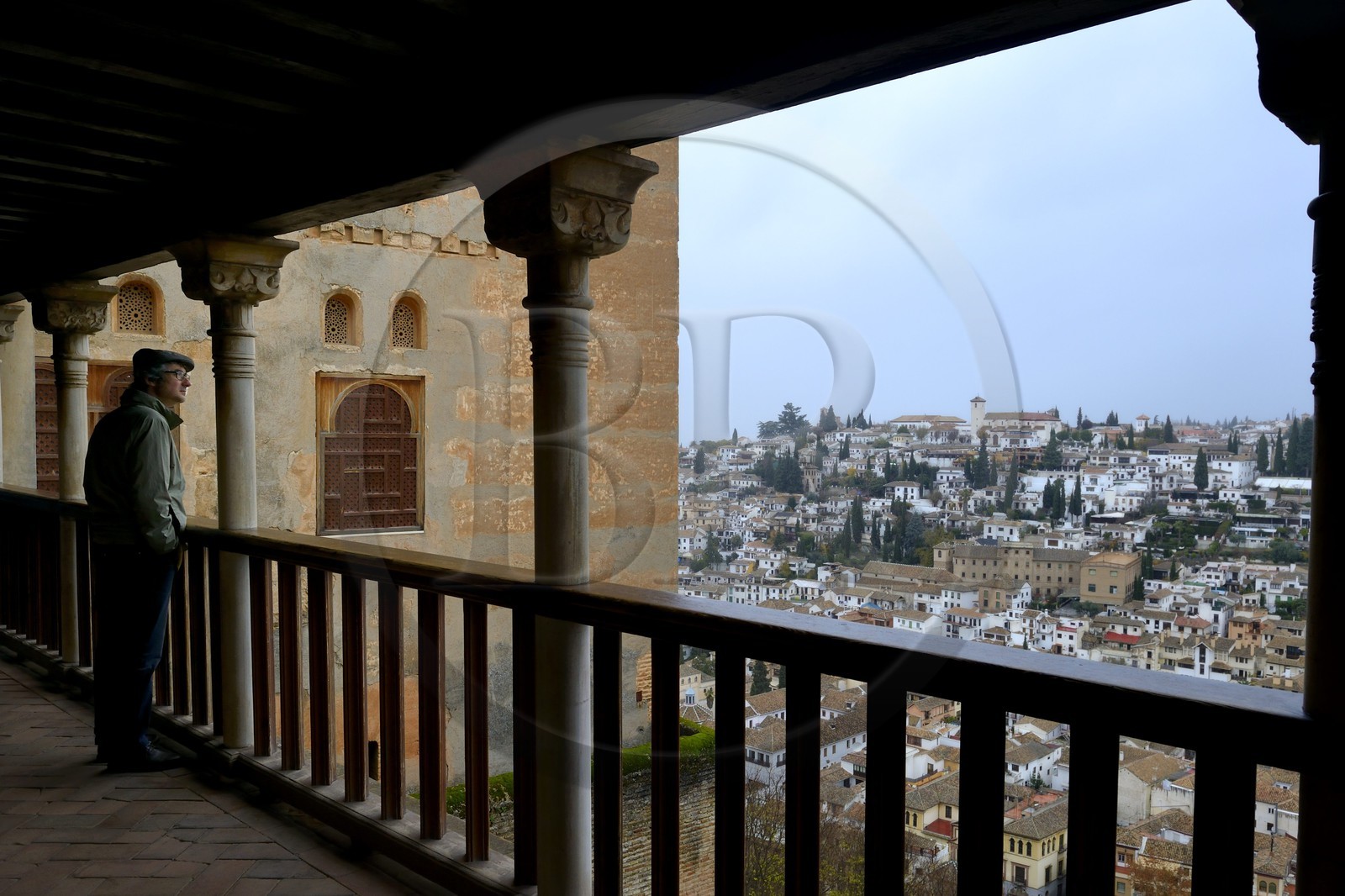 Espagne, Andalousie, Grenade, vue sur l'ancien quartier arabe de l' Albayzin classé Patrimoine Mondial de l'UNESCO et l'église San Nicolas depuis l'Alhambra