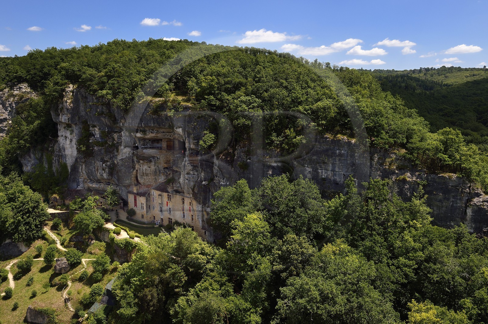 France, Dordogne (24), Périgord Noir, vallée de la Vézère, Tursac, maison fortifiée troglodytique de Reignac du XVIe siècle (vue aérienne)