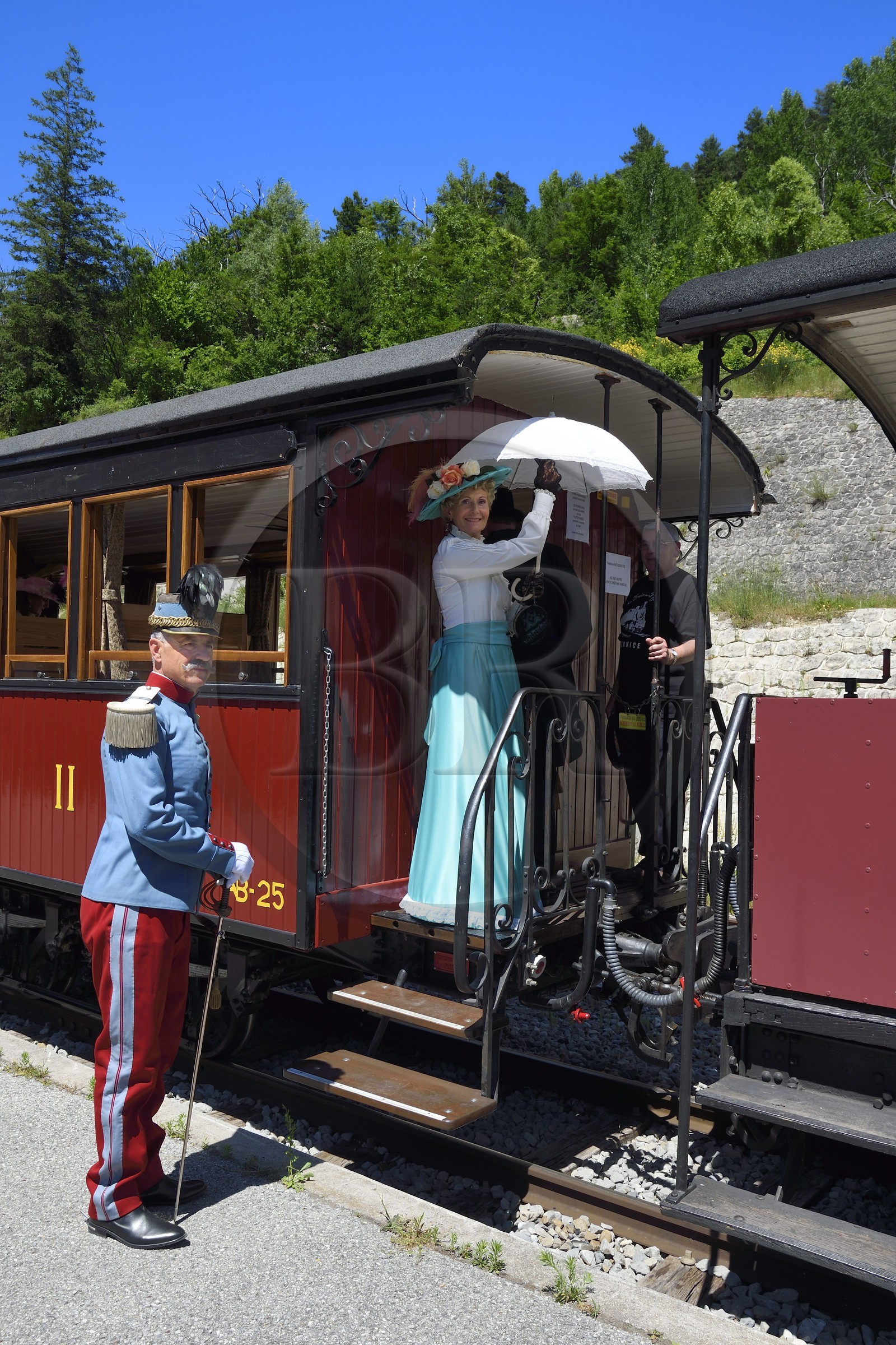 France, Alpes-de-Haute-Provence (04), Annot, le Train des Pignes, membres de l'AHVAE (Association d'histoire vivante et de d'archéologie expérimentale) en costume Belle Epoque dans une voiture voyageur datant de 1892