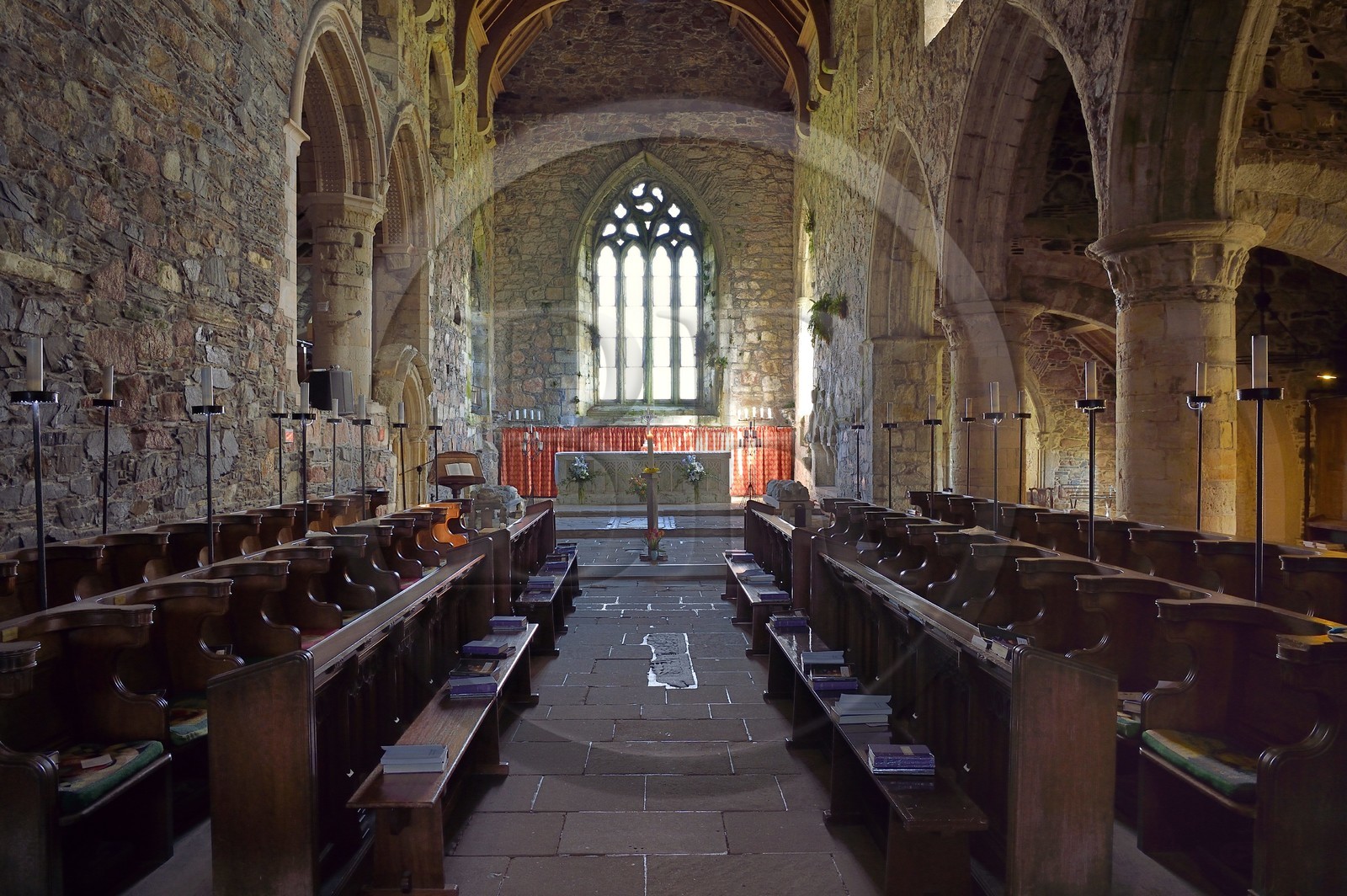 Royaume-Uni, Ecosse, Highland, Hébrides intérieures, Ile de Iona face à l'Ile de Mull, église (vers 1200) de l'abbaye d'Iona fondée par Saint Columba au VIème siècle
