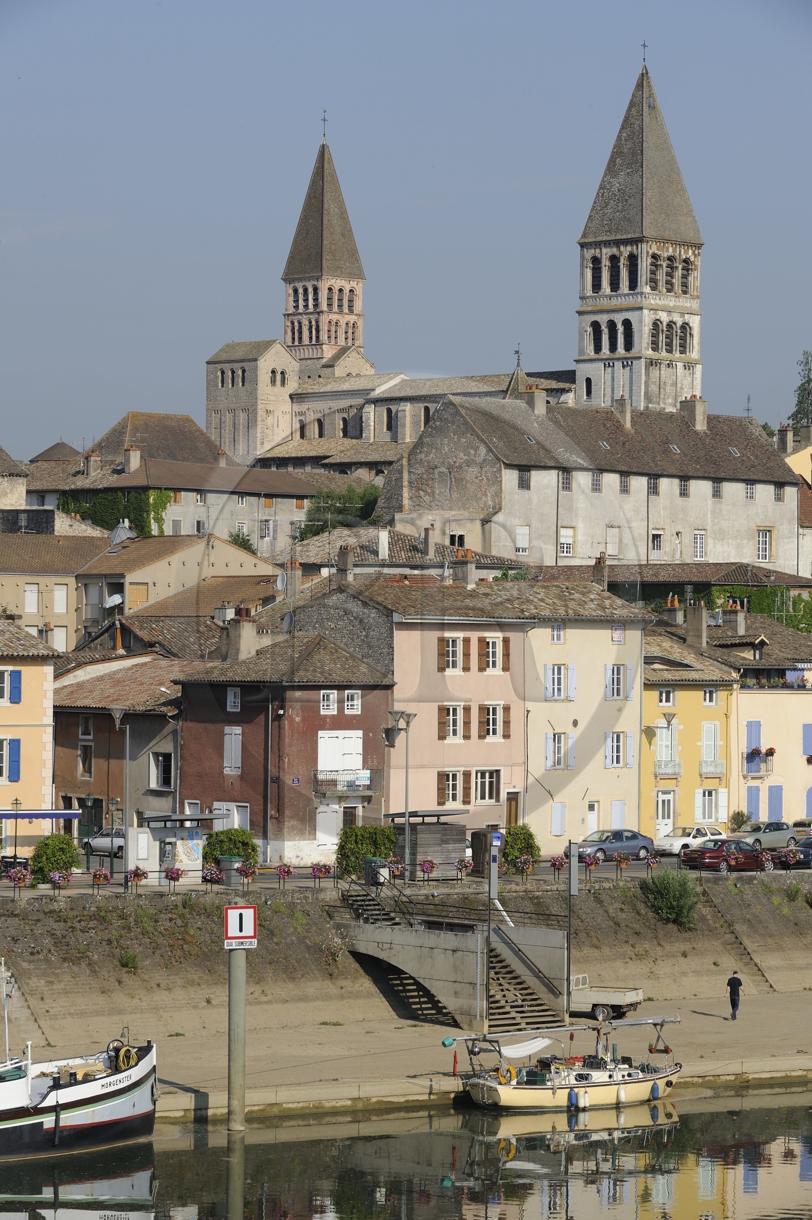 France, Saône et Loire (71), Tournus, les bords de Saône et les deux tour de l'ancienne abbaye